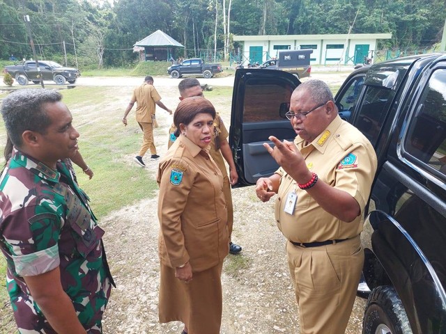 Dandim 1807 Sorong Selatan, Letkol Inf, Ronald Michael Patty berdiskusi bersama Bupati Sorong Selatan usai menghadiri zoom meeting