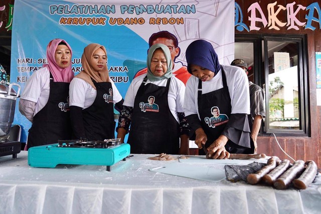 Relawan SandiUno Fans Club menggelar pelatihan pembuatan kerupuk udang rebon kepada warga Pulau Kelapa Dua, Kelurahan Pulau Kelapa, Kepulauan Seribu. Foto: Dok. Istimewa