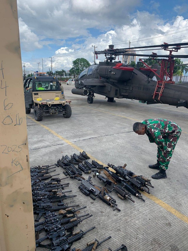 Hamparan senjata milik US Army di Pelabuhan Panjang, Lampung. | Foto: Istimewa