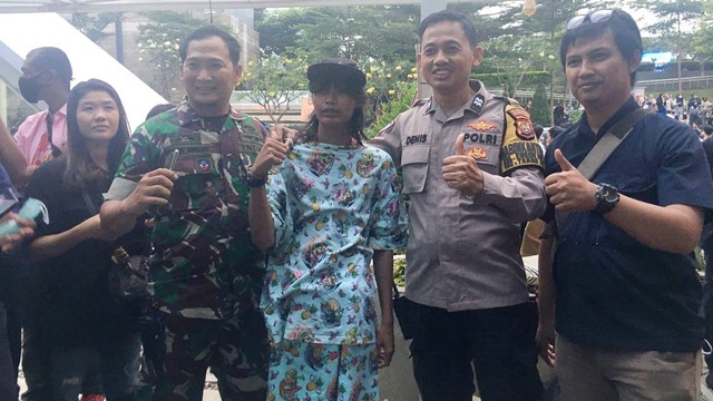 Bonge saat foto bersama pengunjung di kawasan Dukuh Atas, Sudirman, Jakarta Pusat, Senin (25/7/2022). Foto: Galang/kumparan