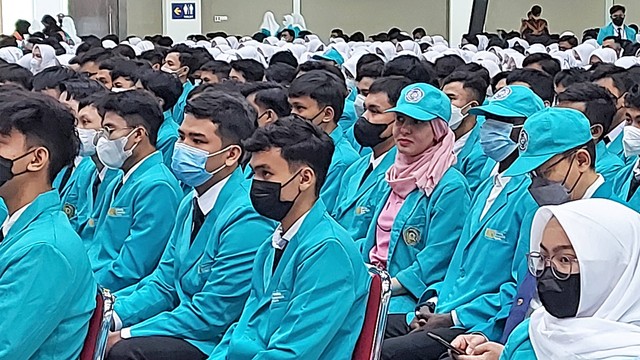 Masa taaruf penyambutan mahasiswa baru di Edutorium KH Ahmad Dahlan Universitas Muhammadiyah Surakarta (UMS), Senin (25/07/2022). FOTO: Fernando Fitusia 
