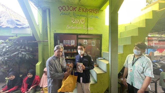 Perwakilan Tim KKN-T IPB menyerahkan donasi buku kepada perwakilan RW 10 (dokumentasi pribadi)