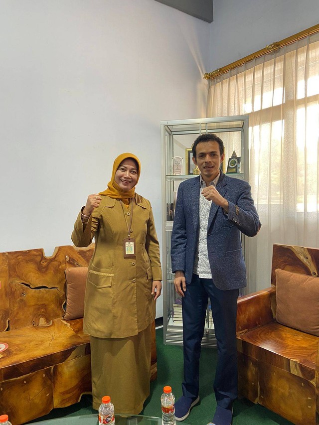 Dari kiri Kepala Sekolah SMAN 1 Turen, Kabupaten Malang Eny Retno Diwati MPd dan CEO Indonesia Medika, dan founder Malang Cerdas, dr Gamal Albinsaid, MBiomed. Foto / Haya