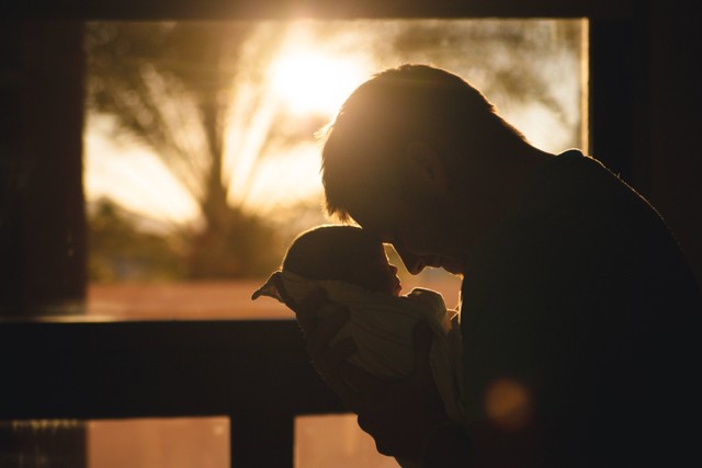 Ilustrasi foto ayah sebagai orang tua tunggal. Sumber : pexels.com 