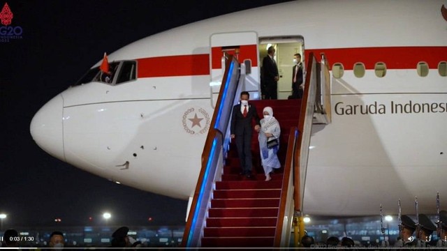 Presiden Jokowi dan Ibu Iriana tiba di Beijing, China.
 Foto: Biro Pers Sekretariat Presiden