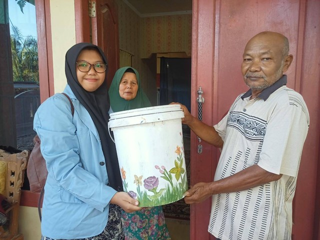 Serah terima tempat sampah lukis dari ember cat bekas kepada Ketua RW 03 Kelurahan Kulim, Kecamatan Kulim, Kota Pekanbaru, Provinsi Riau. Sumber : Foto Pribadi