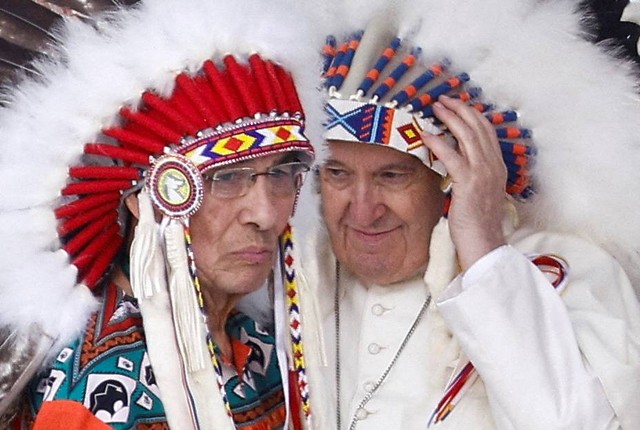 Paus Fransiskus bertemu dengan masyarakat adat First Nations, Metis dan Inuit di Maskwacis, Alberta, Kanada 25 Juli 2022. Foto: REUTERS/Guglielmo Mangiapane