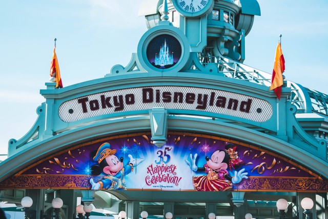 Wahana Disneyland Tokyo, https://unsplash.com/@gronemo
