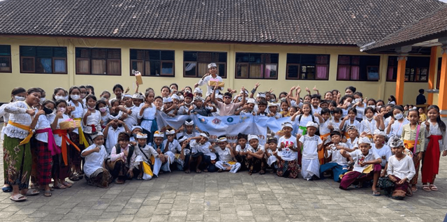 Kamis, 14/07/22 “Tim KKN-T IPB Desa Batununggul Melaksanakan kegiatan sosialisasi dan foto bersama di SDN 1 Batununggul, Nusa Penida” (sumber: dokumen pribadi)