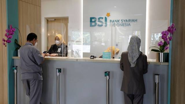 Ilustrasi petugas bank melayani nasabah KUR BSI di Jakarta. Foto: Willy Kurniawan/REUTERS