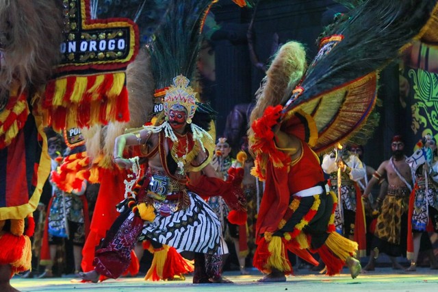 Peperangan antara Perabu Kelono Sewandono melawan Singo Barong, penampilan group reyog Bantarangin Sumoroto. Dok Nanang Diyaanto