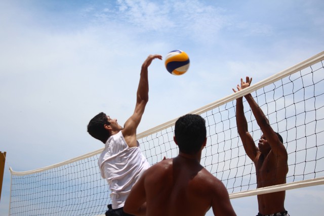 Ilustrasi pemain yang mengontrol pertahanan dalam bola voli. Foto: Unsplash