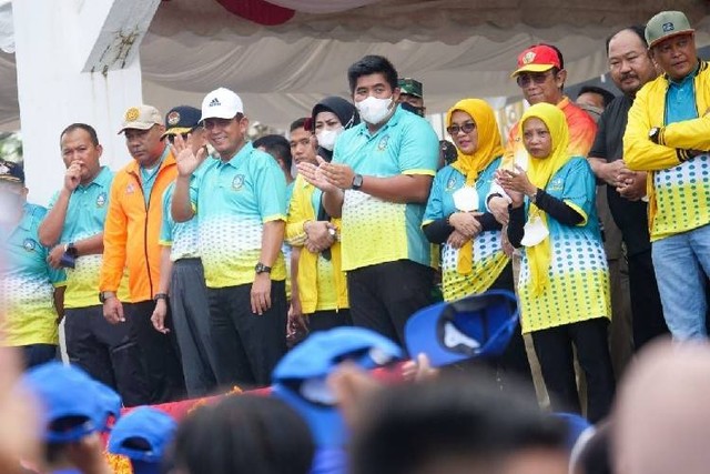 Plt Bupati Bintan mendampingi Gubernur Ansar membuka gelaran Popda Kepri tahun 2022.