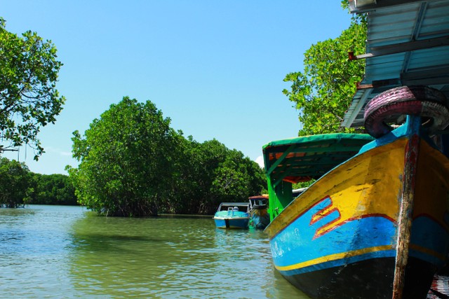 Melintasi laut dengan perahu. Foto: Tim KKN-T IPB 2022