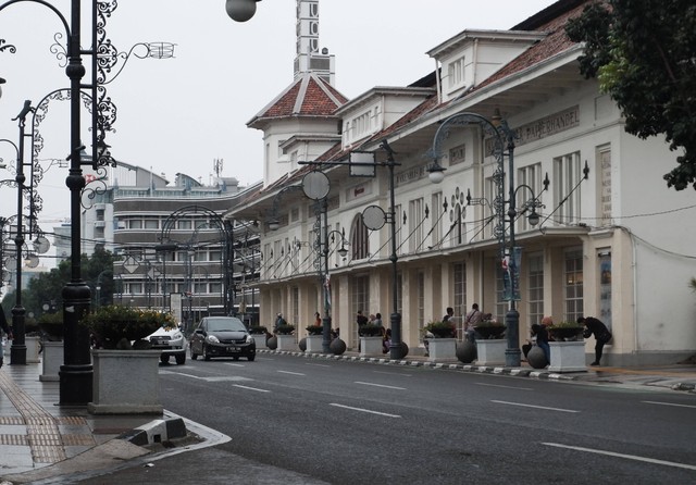 hotel bintang 3 di bandung yang ada kolam renang. sumber foto : unsplash/neerma.