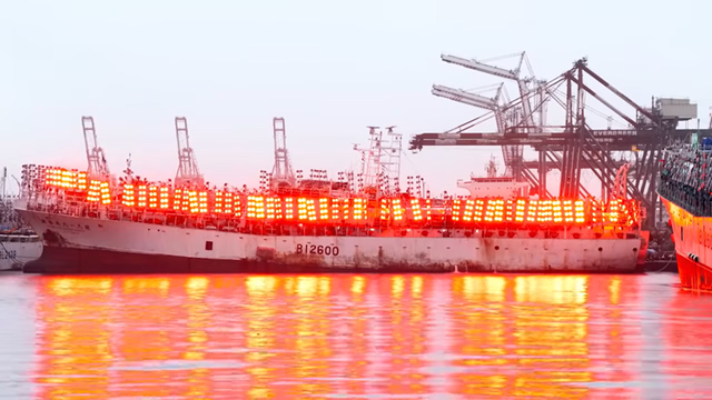 Kapal penangkap ikan sauri biasanya dilengkapi dengan lampu LED yang menarik ikan mendekati kapal. Foto: Delta