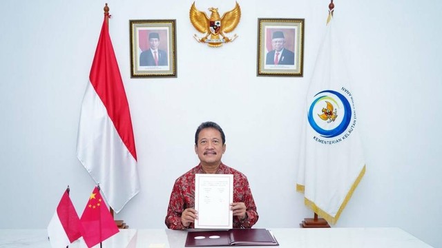 Menteri KP Sakti Wahyu Trenggono saat menandatangani kerja sama bidang kelautan dengan China. Foto: KKP