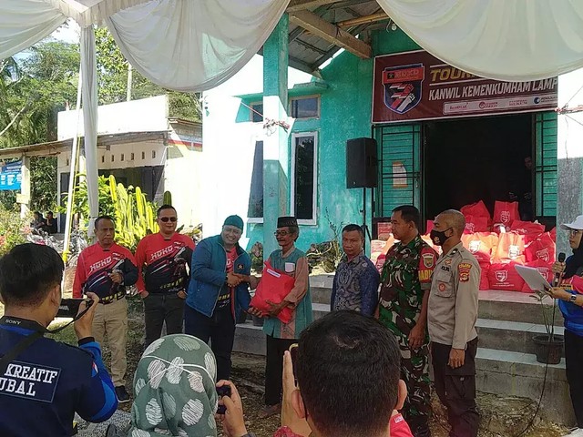 Penyerahan Bingkisan secara Simbolis kepada Warga Desa Sidodadi Asri, Kab. Lampung Selatan (Dok. Humas Lastagung)
