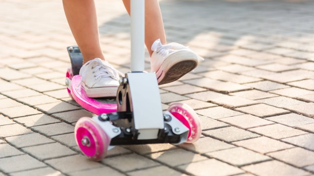 ilustrasi anak bermain skuter.  Foto: Sorapop Udomsri/Shutterstock