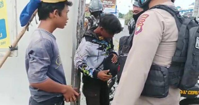 Tim Patroli Satuan Samapta Polresta Bandar Lampung menertibkan Pak Ogah. | Foto: Polresta Bandar Lampung