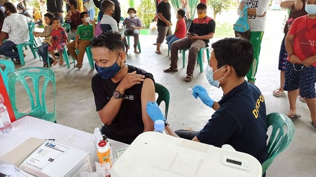 Paguyuban Kawulo Ngayogyakarta gelar vaksinasi massal di Alam Mayang, Pekanbaru (Defri Candra/Selasar Riau)