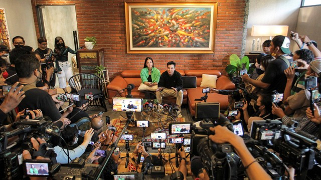 Aktor Baim Wong (kanan) bersama istrinya Paula Verhoeven (kiri) menyampaikan keterangan pers terkait polemik Citayam Fashion Week di kawasan Tanah Kusir, Jakarta, Selasa (26/7/2022). Foto: Dhemas Reviyanto/Antara Foto