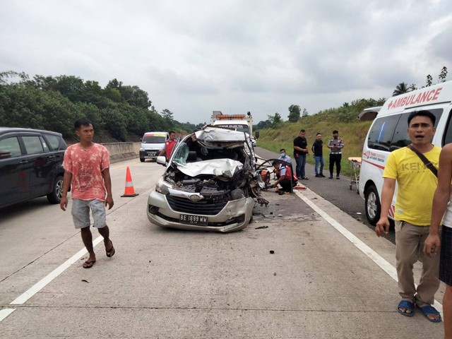 Mobil Toyota Avanza nomor polisi BE 1699 WW yang mengalami kecelakaan di Tol Lampung. | Foto: Polres Lampung Selatan