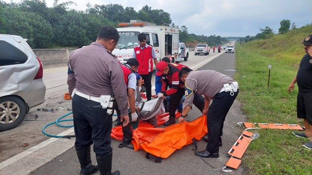 Evakuasi kecelakaan yang melibatkan Mobil Toyota Avanza nomor polisi BE 1699 WW di Tol Lampung. | Foto: PJR Ditlantas Polda Lampung