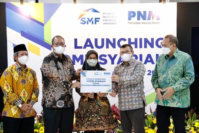 Secara simbolis, bantuan diserahkan kepada 10 nasabah PNM oleh Sunar Basuki selaku Direktur Operasional PNM dan Ananta Wiyogo selaku Direktur Utama SMF. Foto: Dok. PNM