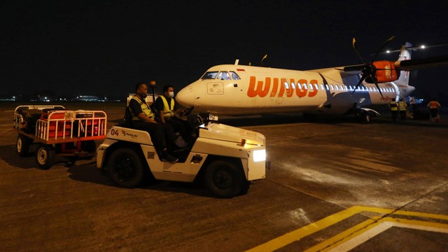 Pesawat ATR 72 Wings Air bersiap parkir usai melakukan penerbangan dari Bandara Tunggul Wulung Cilacap di Apron Bandara Pondok Cabe, Tangerang Selatan, Banten, Rabu (6/7). Foto: ANTARA FOTO/Muhammad Iqbal