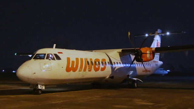 Pesawat ATR 72 Wings Air bersiap parkir usai melakukan penerbangan dari Bandara Tunggul Wulung Cilacap di Apron Bandara Pondok Cabe, Tangerang Selatan, Banten, Rabu (6/7). Foto: ANTARA FOTO/Muhammad Iqbal