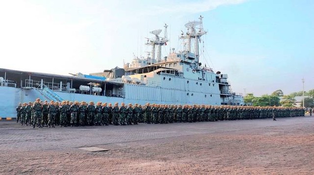 Kapal KRI Teluk Lampung-540 siap berangkatkan pasukan Batalyon Artileri Medan 5/105/ Tarik Pancagiri Kodam III/Siliwangi ke perbatasan Indonesia - Malaysia.(Pendam III/Siliwangi)
