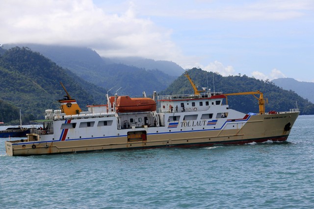 Kapal Perintis atau Tol Laut KM Sabuk Nusantara 110 saat berlayar menuju pulau terluar Kabupaten Simeulue di kawasan pelabuhan Tapak Tuan, Aceh Selatan, Aceh, Selasa (26/7). Foto: ANTARA FOTO/Syifa Yulinnas