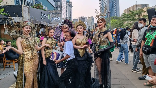 Remaja di kawasan Dukuh Atas lokasi Citayam Fashion Week pada Selasa (26/7/2022) Sore. Foto: Ainun Nabila/kumparan