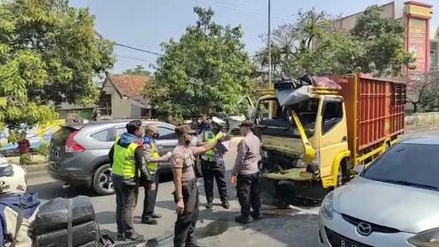 Kecelakaan Truk Pertamina Vs Truk Engkel Di Cianjur, Sopir Terjepit ...