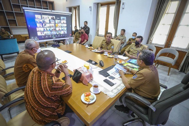 Wali Kota Bandung, Yana Mulyana, rapat bersama tim percepatan pembangunan (TPP) pada Selasa (26/7/2022). Foto: Humas Pemkot Bandung