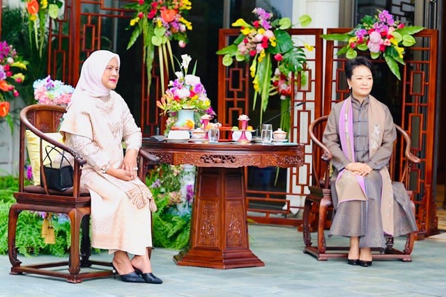 Ibu Iriana Joko Widodo dijamu teh oleh Madam Peng Liyuan. Foto: Biro Pers Sekretariat Presiden
