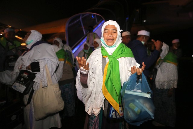 Jemaah haji Aceh setibanya di Bandara Sultan Iskandar Muda, Blang Bintang, Aceh Besar, Aceh, Selasa (26/7/2022). Foto: Irwansyah Putra/ANTARA FOTO