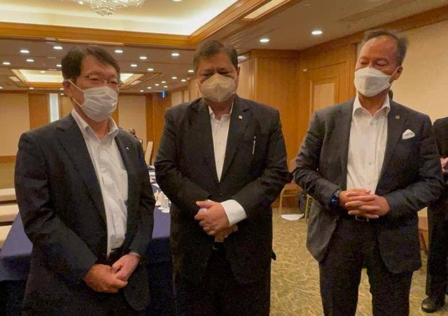 CEO Mitsubishi Motor Corporation (MMC) Takao Kato, bersama Menko Perekonomian Airlangga Hartarto dan Menteri Perindustrian Agus Gumiwang. Foto: Arifin Asydhad/kumparan