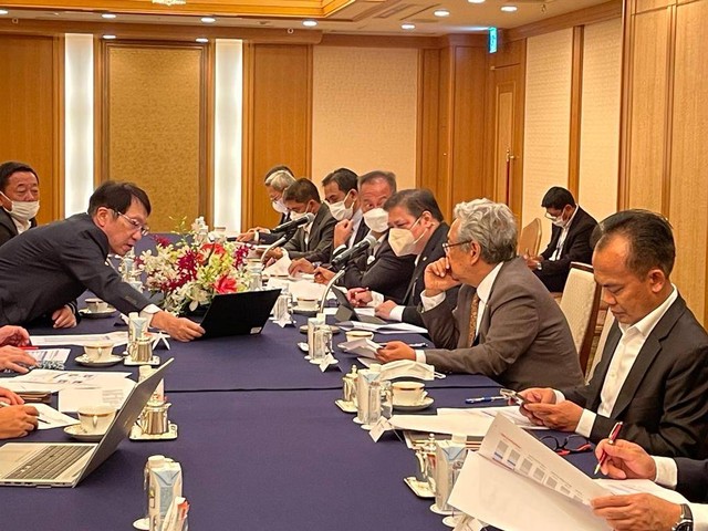 CEO Mitsubishi Motor Corporation (MMC) Takao Kato menjabarkan rencana pengembangan mereka di pasar Indonesia. Foto: Arifin Asydhad/kumparan