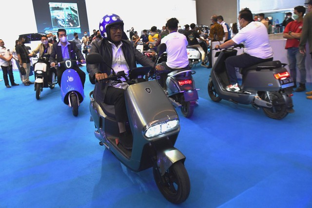 Kepala Staf Kepresidenan yang juga Ketua Umum Perkumpulan Industri Kendaraan Listrik Indonesia (Periklindo) Moeldoko mencoba motor listrik saat berlangsung Periklindo Electric Vehicle Show (PEVS) 2022 di JIExpo Kemayoran, Jakarta, Selasa (26/7). Foto: ANTARA FOTO/Hafidz Mubarak A