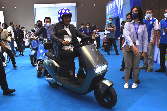 Kepala Staf Kepresidenan yang juga Ketua Umum Perkumpulan Industri Kendaraan Listrik Indonesia (Periklindo) Moeldoko mencoba motor listrik saat berlangsung Periklindo Electric Vehicle Show (PEVS) 2022 di JIExpo Kemayoran, Jakarta, Selasa (26/7). Foto: ANTARA FOTO/Hafidz Mubarak A