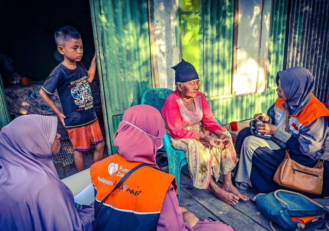 Rumah Zakat kembali mengadakan layanan Home Visit melalui Program Kesehatan Ramah Lansia di Desa Indrayaman, Sabtu (24/7).