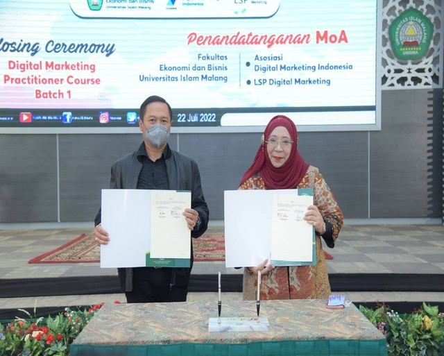 Penandatangan MoA antara FEB Unisma dengan Asosiasi Digital Marketing Indonesia dan LSP Digital Marketing Indonesia. foto/dok FEB Unisma