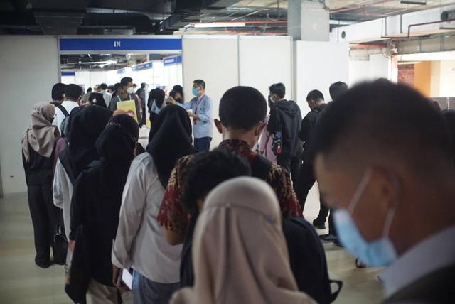 Ratusan pencari kerja mengantre masuk ke area Jakarta Job Fair yang digagas oleh Suku Dinas Tenaga Kerja Transmigrasi dan Energi Jakarta Selatan di Pasaraya Blok M pada Rabu (27/7). Foto: Iqbal Firdaus/kumparan