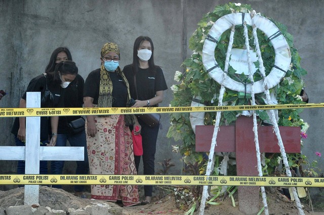 Ibu Yosua, Rosti Simanjuntak (kedua kanan), didampingi kerabat mendatangi makam anaknya sebelum dibongkar, Rabu (27/7/2022). Foto: Wahdi Septiawan/Antara