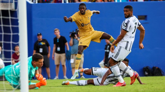 Penyerang FC Barcelona Ousmane Dembele mencetak gol melewati kiper Juventus Wojciech Szczesny pada babak pertama di Cotton Bowl. Foto: Kevin Jairaj/USA TODAY Sports/Reuters