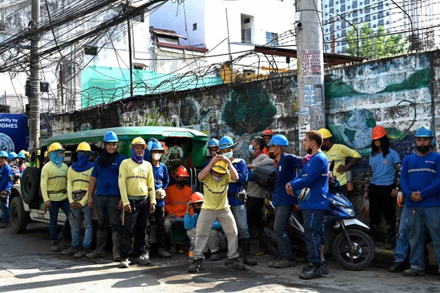 Warga keluar gedung saat gempa berkekuatan 7,1 Magnitudo terasa di Manila, Filipina pada Rabu (27/7/2022).
 Foto: Jam Sta Rosa/AFP