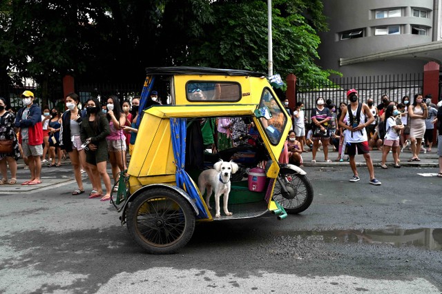 Warga keluar gedung saat gempa berkekuatan 7,1 Magnitudo terasa di Manila, Filipina pada Rabu (27/7/2022).
 Foto: Jam Sta Rosa/AFP