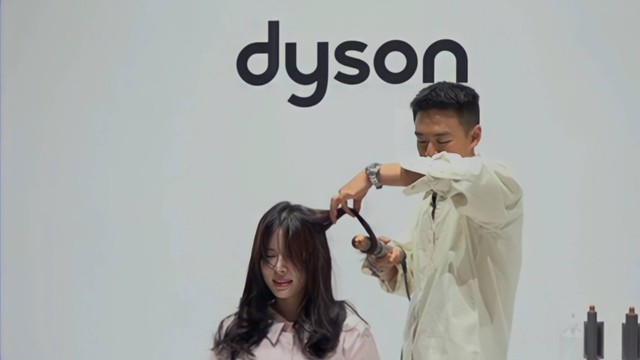 Kim Sun-woo mengeriting rambut bagian atas dengan airwrap barrel dengan bentuk C-Curl, pada sesi virtual K-Styling dengan Dyson Airwrap Multi-Styler, Senin (25/07/2022). Foto: Dok. Dyson